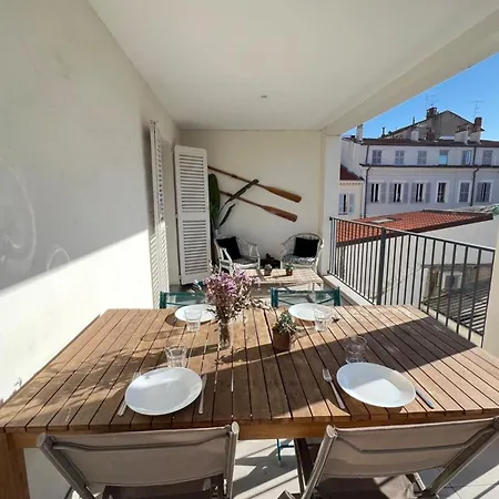 Beautiful 3 Bedrooms In Apartment *