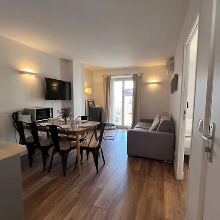 Beautiful 3 Bedrooms In Apartment *